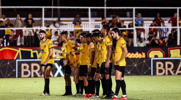 Jogadores do Sport perfilados em disputa de pênaltis contra o Operário VG-MT