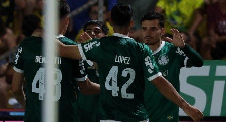 Jogadores do Palmeiras celebram gol de Raphael Veiga