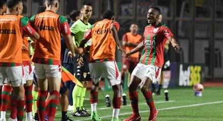 Jogadores da Portuguesa comemoram gol