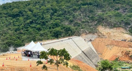 Além da liberação das obras da barragem de Gatos, secretário visitou os trabalhos da Barragem Panelas II, no município de Cupira (PE)
