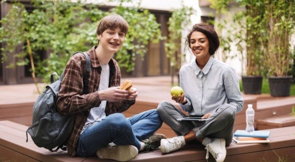 Se alimentar bem é fundamental para manter um bom desempenho nos estudos (Imagem garetsworkshop | Shutterstock) 