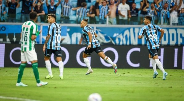 Braithwaite celebra gol pelo Grêmio contra o Juventude
