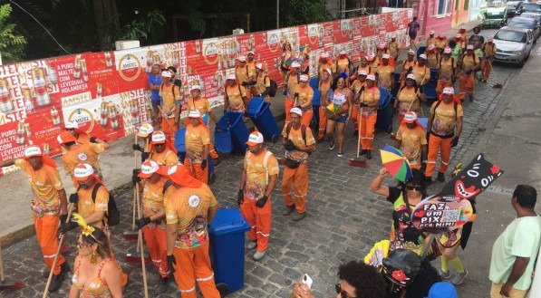 A lavagem das ladeiras de Olinda conta com uma equipe maior de profissionais que varrem e pulverizam as ruas do Centro Histórico