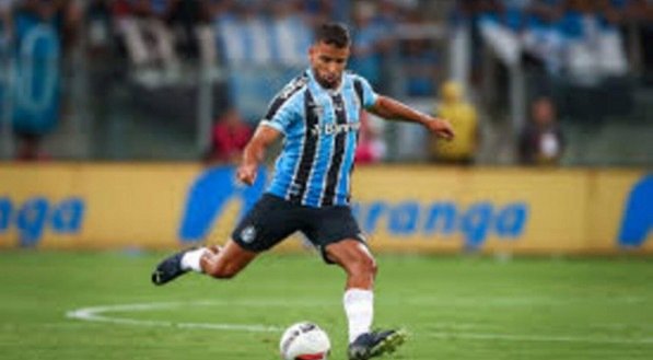 Vitória faz proposta por volante do Grêmio