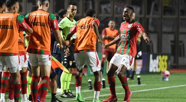 Jogadores da Portuguesa comemoram gol