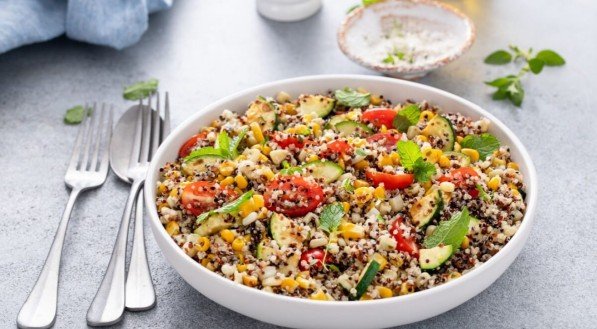 Salada de quinoa com legumes (Imagem: Elena Veselova | Shutterstock) 