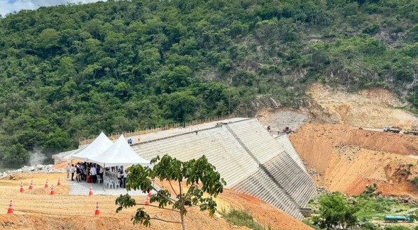 Além da liberação das obras da barragem de Gatos, secretário visitou os trabalhos da Barragem Panelas II, no município de Cupira (PE)
