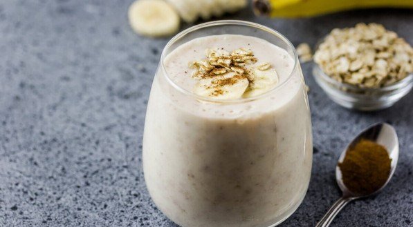 Vitamina de banana com aveia (Imagem: Irina Rostokina | Shutterstock)
