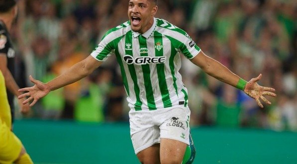 Vitor Roque em ação pelo Betis