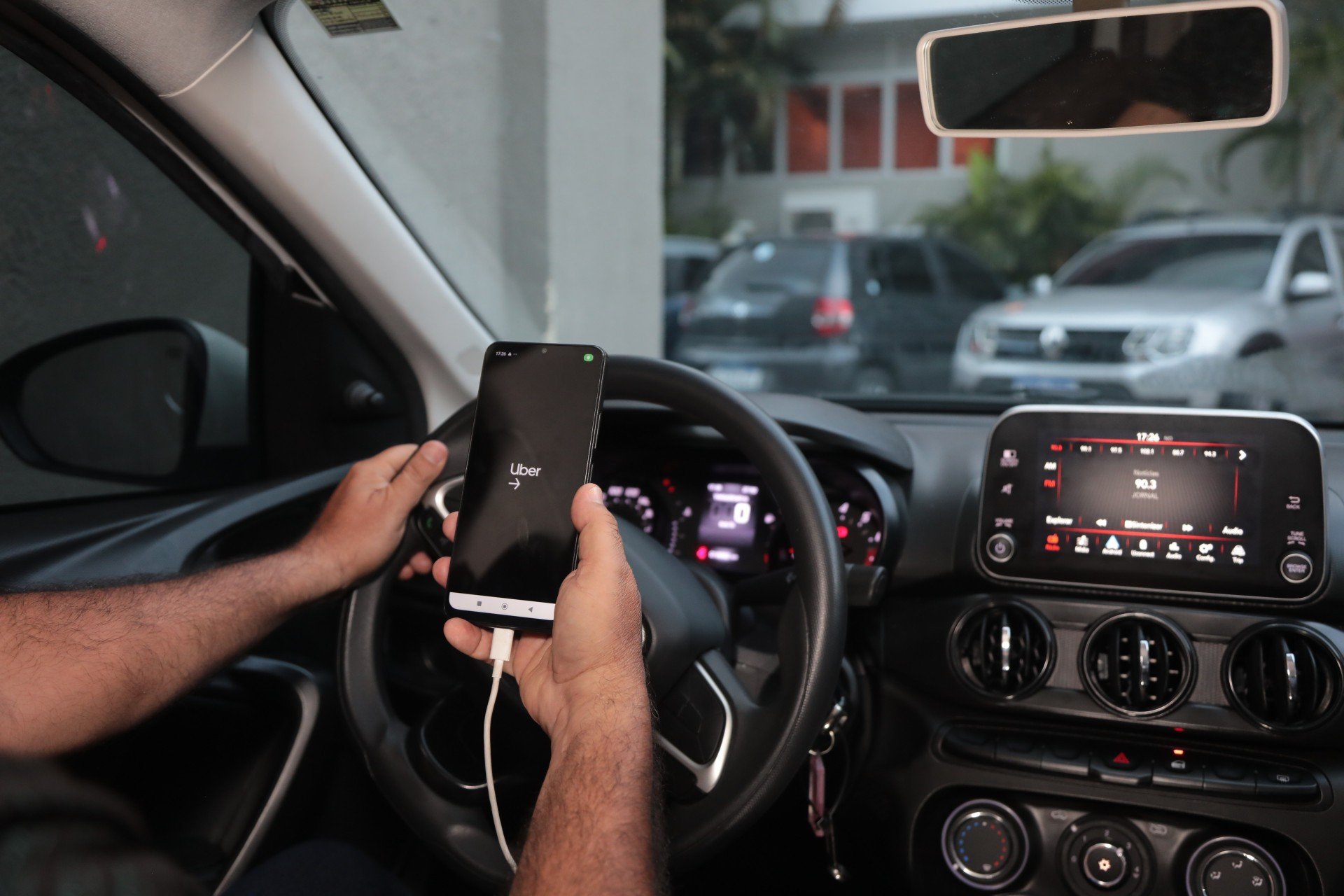 Agora, os usu&aacute;rios da Uber e do iFood poder&atilde;o utilizar os aplicativos de um para usar os servi&ccedil;os do outro e vice-versa. Mas parceria anunciada ainda precisa ser validada pelo Cade