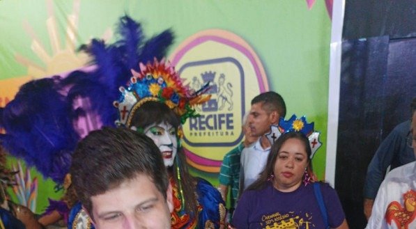 A TV Jornal entrega presente ao prefeito João Campos