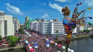 Com mais de 30 trios el&eacute;tricos e seis alegorias, o Galo da Madrugada 2025 leva milh&otilde;es de foli&otilde;es &agrave;s ruas do Recife neste S&aacute;bado de Z&eacute; Pereira