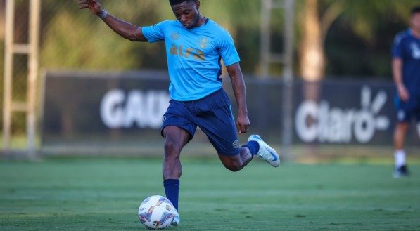 O atacante belga sentiu um desconforto muscular, e o técnico Quinteros optou por não arriscar e deixou o jogador de fora da partida.