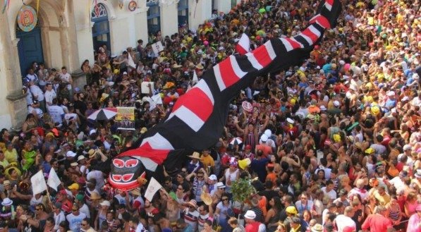 Multidão de torcedores do Santa Cruz seguindo a Troça Carnavalesca Minha Cobra no Carnaval de Olinda