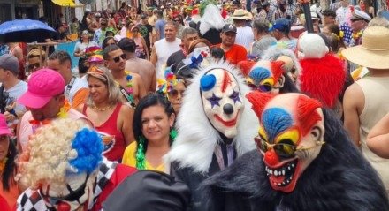 Papangus tomam conta das ruas e fazem a alegria do Carnaval de Bezerros