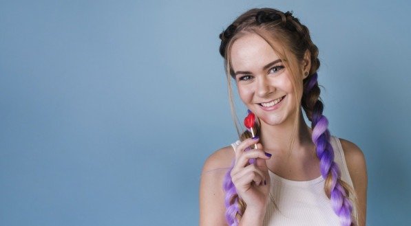 Imagem de uma mulher usando um penteado para o Carnaval