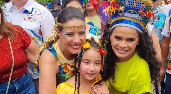 Governadora Raquel Lyra acompanhou, neste domingo (2), o tradicional Carnaval de Bezerros, junto à prefeita Lucielle Laurentino