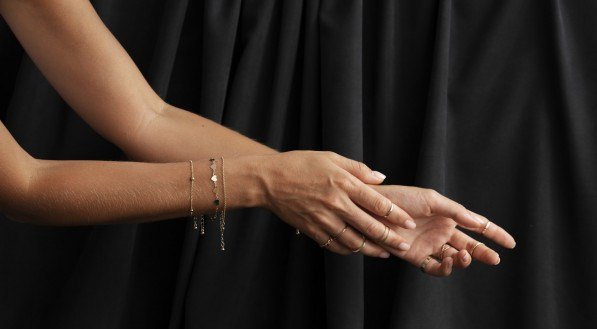 Imagem das mãos elegantes de uma mulher. 