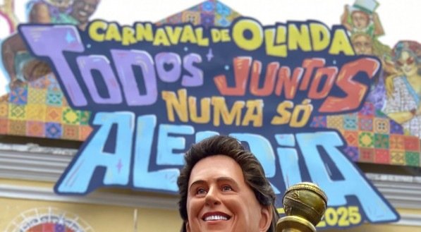 O boneco gigante de Fernanda Torres brilhando no carnaval de Olinda