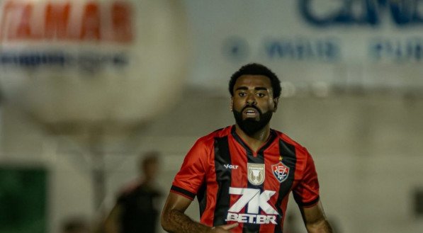 O Vitória anunciou a rescisão de contrato com o volante Caio Vinícius. O jogador tinha o Campeonato Baiano como teste para uma renovação com o Rubro-Negro, mas uma lesão o afastou dos gramados depois de dois jogos. + Leia mais notícias sobre o Leão Caio Vinícius ganhou espaço na temporada passada com Thiago Carpini atuando [&amp;#8230;]