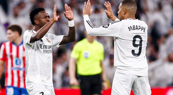 Vinicius Júnior cumprimente Mbappé em Real Madrid x Atlético de Madrid
