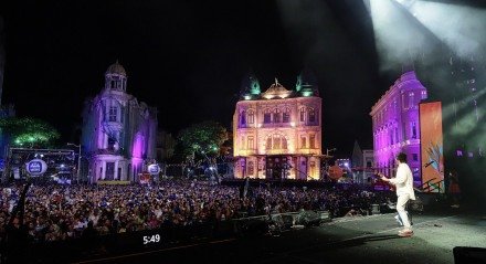 Imagem do polo do Marco Zero, no Carnaval do Recife, durante o show de Lenine na terça-feira de Carnaval