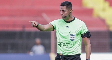 O árbitro Rodrigo Pereira em ação no último jogo entre Sport x Decisão pelo Pernambucano