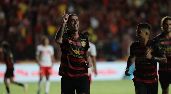 Sérgio Oliveira em comemoração de gol marcado pelo Sport sobre o CRB