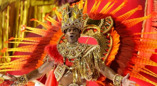 Unidos de Padre Miguel abriu os desfiles de carnaval do grupo Especial na Marquês de Sapucaí, na região central do Rio de Janeiro