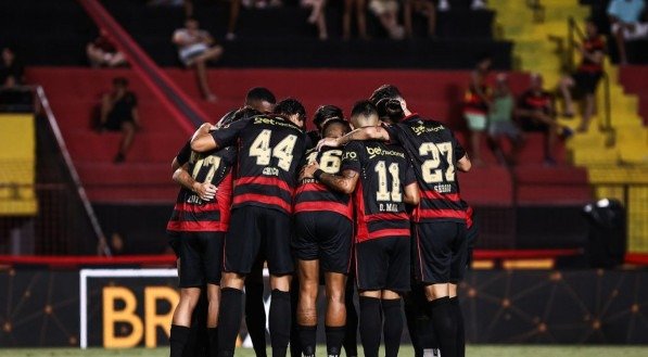 Leão aproveita as chances no primeiro tempo e segura a vitória por 2x1.