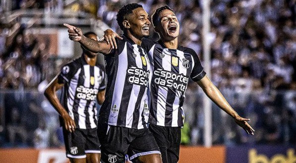 Jogadores do Ceará celebrando em jogo no Estádio Presidente Vagas