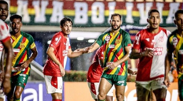 Alan James sendo marcado por Marco Antônio em Sampaio Corrêa x Náutico 
