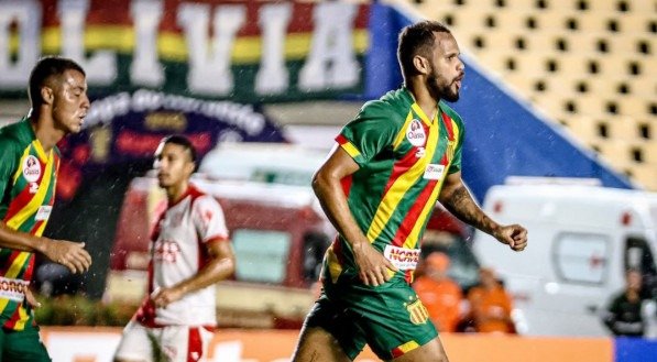 Alan James celebra gol pelo Sampaio Corrêa contra o Náutico
