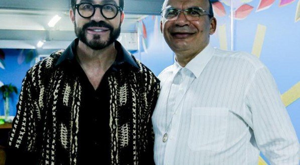Padre Fábio de Mello recebe Gilberto Barbosa, presidente da Obra de Maria, no seu show no Marco Zero
