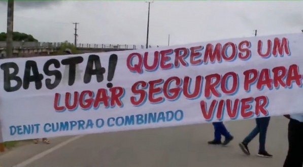Moradores fecham a BR-101 Norte e pedem instalação de semáforo