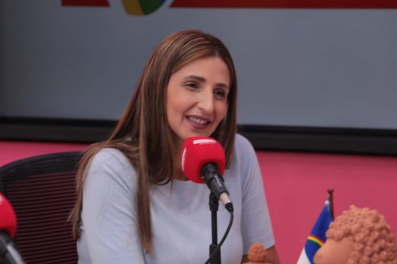 Nat&aacute;lia Ribeiro, da R&aacute;dio Jornal, durante apresenta&ccedil;&atilde;o do programa Giro Metropolitano