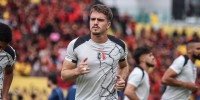 Matheus Melo, meia do Santa Cruz, em aquecimento na Ilha do Retiro, estádio do Sport