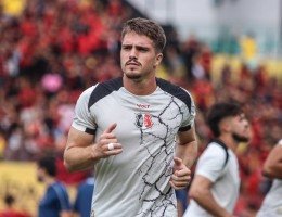 Matheus Melo, meia do Santa Cruz, em aquecimento na Ilha do Retiro, estádio do Sport