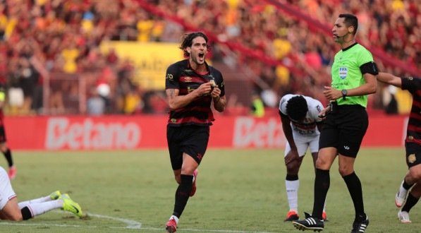Gonzalo Paciência em comemoração de gol para o Sport sobre o Santa Cruz