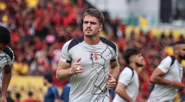 Matheus Melo, meia do Santa Cruz, em aquecimento na Ilha do Retiro, estádio do Sport