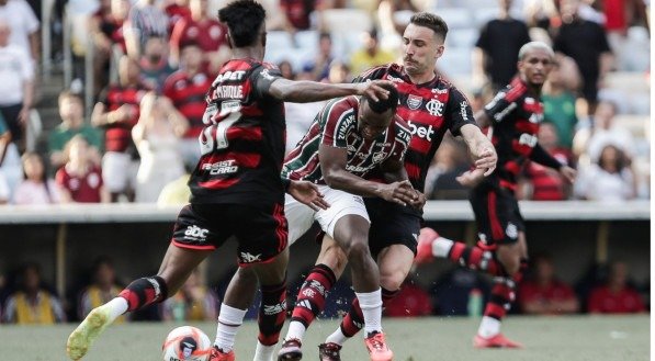 Arias disputa bola com Bruno Henrique e Léo Ortiz