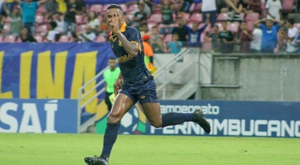 Gustavo Salomão celebra gol pelo Retrô contra o Maguary