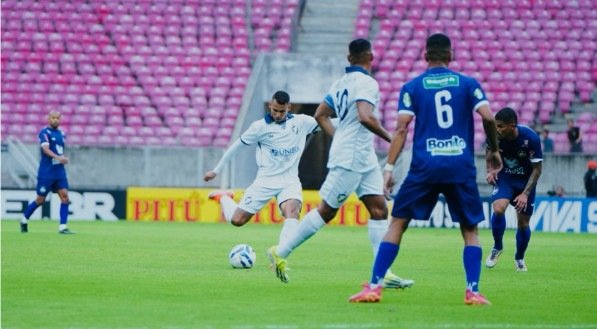 Lance do jogo entre Retrô x Maguary pelas semifinais do Campeonato Pernambucano