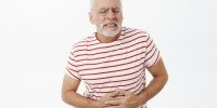 Dor abdominal, sangramento nas fezes, massa (tumoração) abdominal, perda de peso, anemia e mudança de hábito intestinal estão entre sinais sugestivos do câncer de intestino