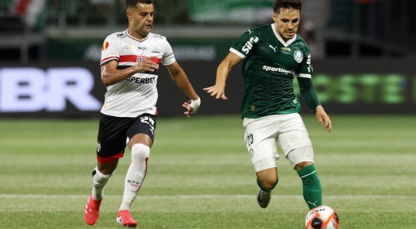 Alisson tenta a roubar a bola em Raphael Veiga durante Palmeiras x São Paulo