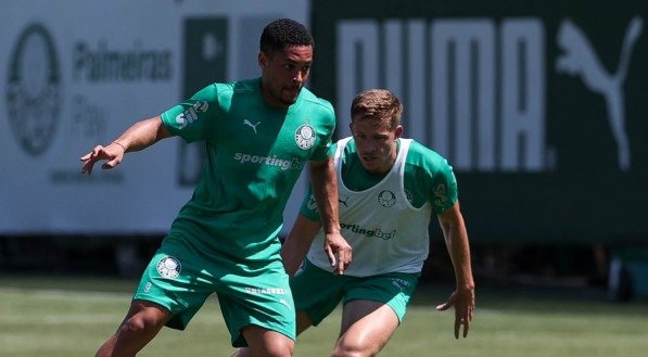 Vitor Roque em disputa de bola durante treino do Palmeiras