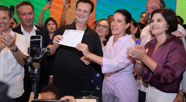 Raquel Lyra e Gilberto Kassab seguram ficha de filia&ccedil;&atilde;o da governadora ao PSD