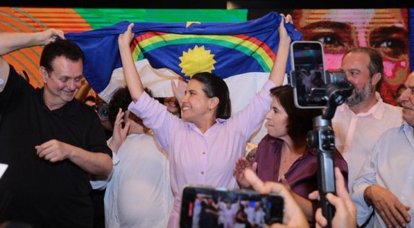 Raquel Lyra segura bandeira de Pernambuco ao lado de Gilberto Kassab, do filho Fernando e da vice-governadora Priscila Krause