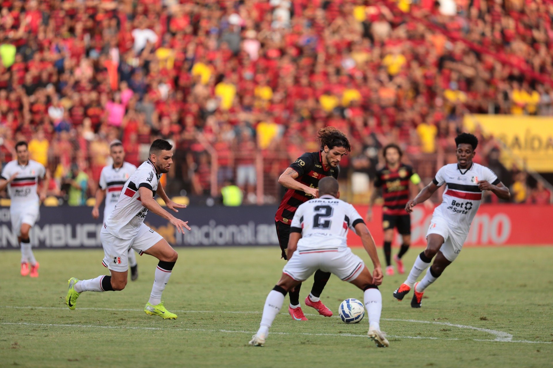 O Sport venceu o Santa Cruz, por 2 a 0, na Ilha do Retiro, no jogo de ida da semifinal do Campeonato Pernambucano 2025.