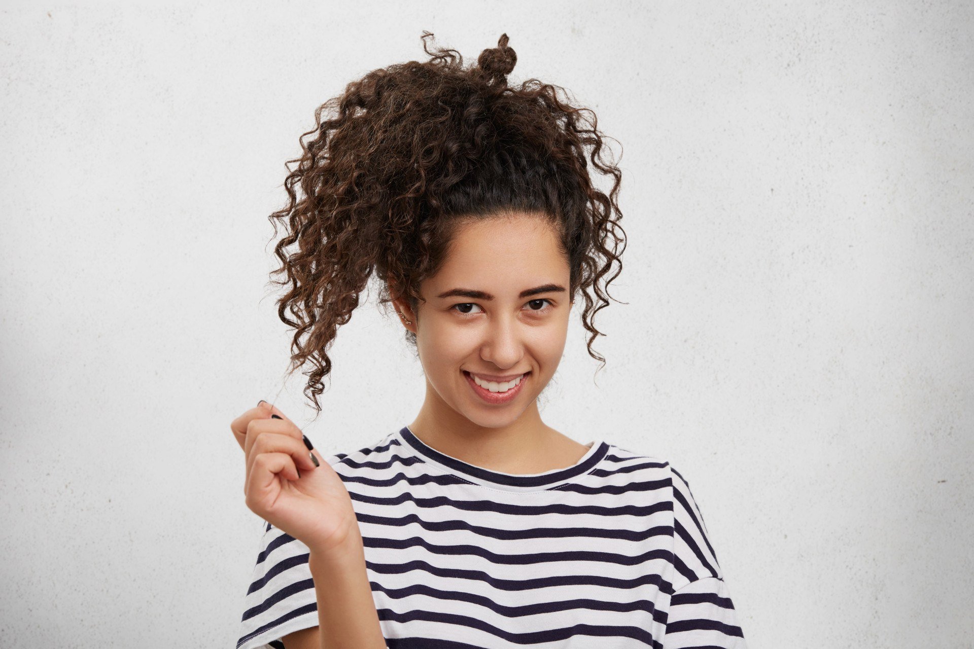 Imagem de uma mulher com cabelo cacheado!